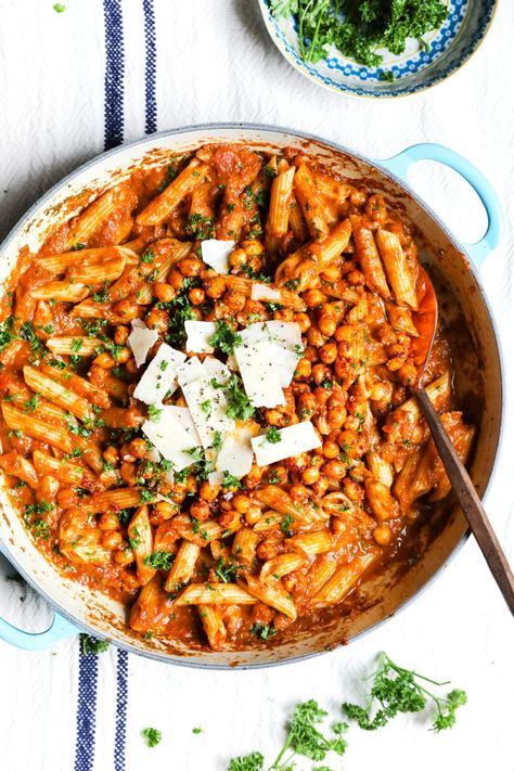 Easy tomato and basil pasta sauce with spicy chickpeas and only takes 20 minutes to make. So Yum! Tomato And Basil Pasta, Chickpea Tomato, Spicy Chickpeas, Basil Pasta Sauce, Meat Free Monday, Basil Pasta, Chickpea Pasta, Lentil Curry, Tomato Pasta