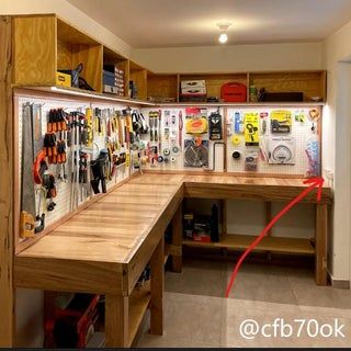 Arbejdsplads Garage, Garage Workshop Layout, Garage Workbench Plans, Garage Storage Inspiration, Garage Workbench, Basement Workshop, Storage Shed Organization, Garage Workshop Organization, Workshop Layout