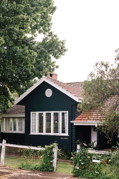 California Bungalow Australian, Historic Bungalow, Country Home Exterior, Bungalow Style House, California Bungalow, Bungalow Homes, Bungalow Style, Green Hills, Beach Shack