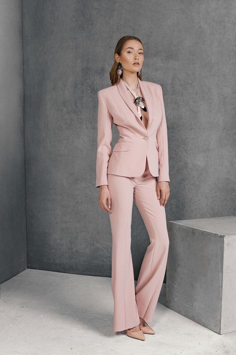 Suits For Women Pink, Business Travel Outfits, Trendy Date Night Outfit, Date Night Outfit Ideas, Night Outfit Ideas, Suit Pin, Pink Suit, Pantsuits For Women, Women Pink