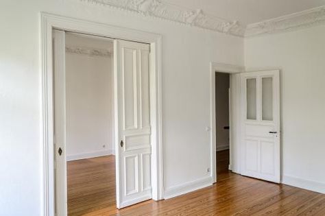 Altbauwohnung einrichten – so geht's | Schöner Wohnen Pocket Door Installation, Double Pocket Doors, Carriage Doors, Cavity Wall, Pocket Door Hardware, Swinging Doors, Pocket Door, Small Home Office, Door Kits