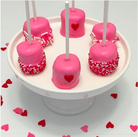 CafeMom.com : Valentine Marshmallow Pops : 12 Easy & Edible DIY Valentine's Day Gifts -- These Valentine Marshmallow Pops from KerriCreates are absolutely adorable. They're so easy to make, even in larger quantities, and the kids can help decorate. Valentines Marshmallow Ideas, Valentines Marshmallow Pops, Cherry Fudge, Valentines Cookie, Valentine's Day Party Games, Valentines Treats, Graham Cracker Cookies, Party Dessert Table, Edible Crafts