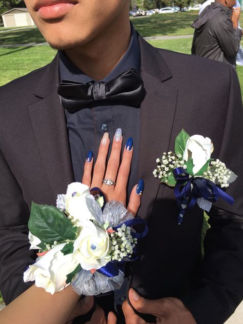 Dark Blue Tux, Navy Blue Corsage, Prom Corsage Blue, Gold Corsage, Prom Flowers Corsage, Blue Corsage, Prom Photography Poses, Couple Prom, White Rose Boutonniere