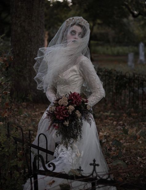 Victorian Costume Halloween, Ghost Bride Costume, Zombie Bride Costume, Halloween Bride Costumes, Goth Bride, Corpse Bride Costume, Dead Bride, Victorian Bride, Halloween Bride