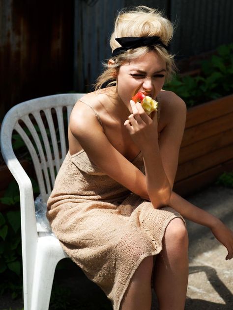 Cora Keegan eating by Frida Marklund http://fashiongonerogue.com/cora-keegan-by-frida-marklund-for-fashion-gone-rogue/?utm_source=feedburner&utm_medium=feed&utm_campaign=Feed:+FashionGoneRogue+(Fashion+Gone+Rogue) Teased Updo, Granny Smith, Jolie Photo, Tone It Up, Estilo Boho, Hair Dos, Pretty Hairstyles, Get Fit, Beautiful Hair