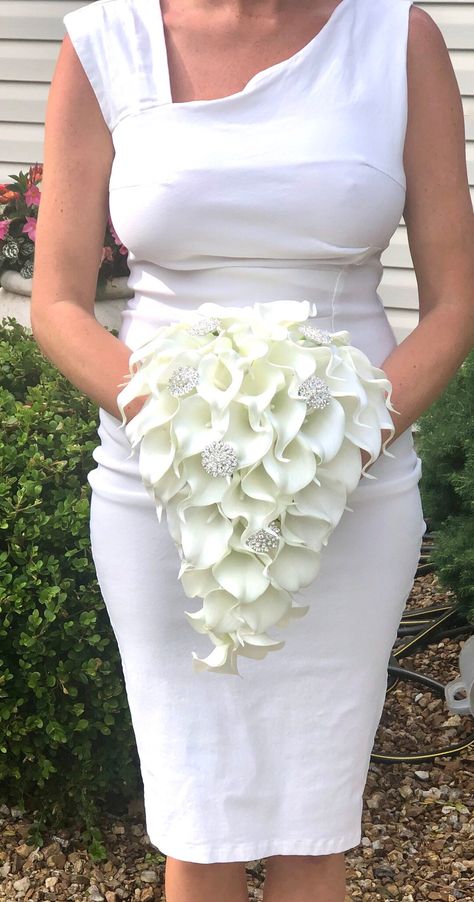 White Calla Lily Bouquet, White Calla Lily, Gold Bridal Hair Comb, Beaded Headpiece, Calla Lily Wedding, Waterfall Wedding, Calla Lily Bouquet, Beautiful Veil, Silk Bouquet