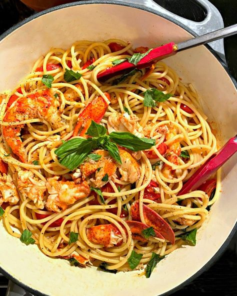 Spaghetti with Lobster – TasteFood Lobster Spaghetti, How To Make Lobster, Lobster Pasta, Lobster Dishes, Radicchio Salad, How To Cook Lobster, Lobster Meat, Lobster Recipes, Fresh Meat