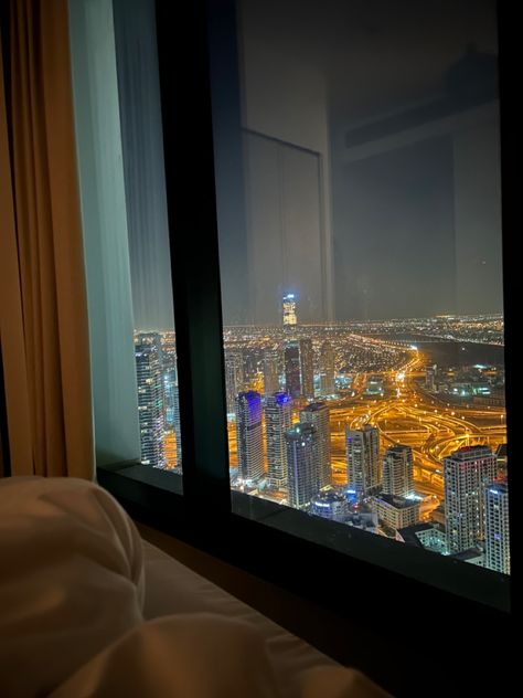 Dubai Hotel Room Snapchat Story, Dubai Room View, Dubai Night View, Dubai Hotel Room, Dubai Night Life, Window View Night, Dubai At Night, Dubai Night, Dubai Trip