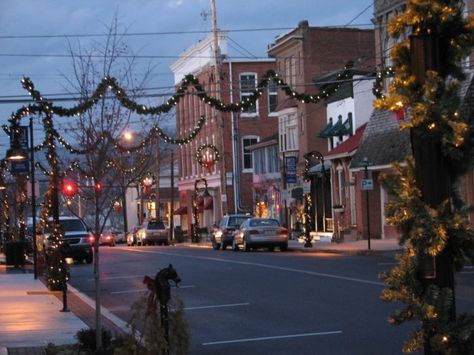 Historic downtown Bedford exudes charm with its quaint storefronts and sidewalks that are perfect for a leisurely stroll. Bedford Pa, Historic Philadelphia, Christmas Main, Pennsylvania Travel, Bucket List Vacations, Main Street Usa, Historic Downtown, Christmas Past, Interesting History