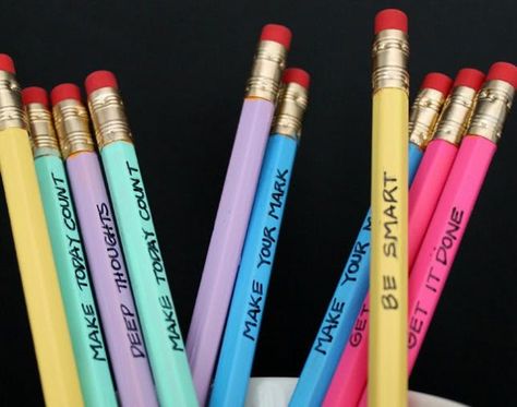 13 Ways to Personalize Your Pens and Pencils Personalized Pencil Boxes, Book Wreath, School Kids Crafts, Flair Pens, Sharpie Crafts, Diy Pencil, Pen Diy, Popular Crafts, Personalized Pencils