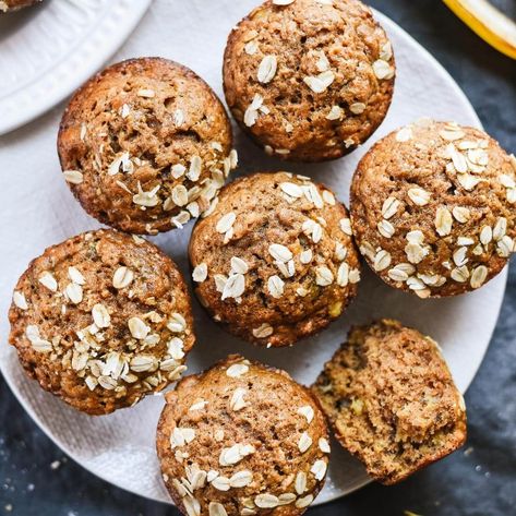 Banana Muffin Recipe Healthy, Banana Bread Muffin Recipe, Honey Muffins, Cookie And Kate, Banana Oatmeal Muffins, Healthy Banana Muffins, Biscuits Diététiques, Banana Oat Muffins, Banana Bread Recipe Healthy