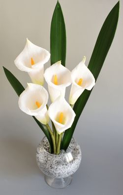 Calla Lilies. Handmade crepe paper flowers. The Flower and Craft Boutique. Felt Plants, Handcraft Flower, Craft Boutique, White Calla Lily, Candy Centerpieces, Săpunuri Handmade, Flowers For Mom, Diy Flores, Fleurs Diy