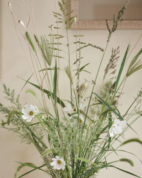 Summer Wildflower and Grass Floral Arrangement — the kokoro garden Grass Arrangements Vase, Faux Wildflower Arrangement, Chamomile Floral Arrangement, Foraged Wedding Decor, Wildflower Arrangements Diy, Herb Flower Arrangements, Foraged Floral Arrangements, Wildflower Floral Arrangements, Dried Grass Arrangements