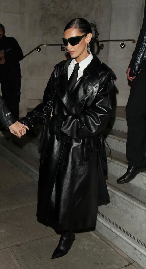 Black Burberry Trench Coat Outfit, Bella Hadid Black Outfit, Bella Hadid Leather Jacket, Long Leather Coat Outfit, Long Leather Jacket Outfit, Wendy Outfit, Ysl Leather Jacket, Trench Coat Fits, Red Leather Jacket Outfit