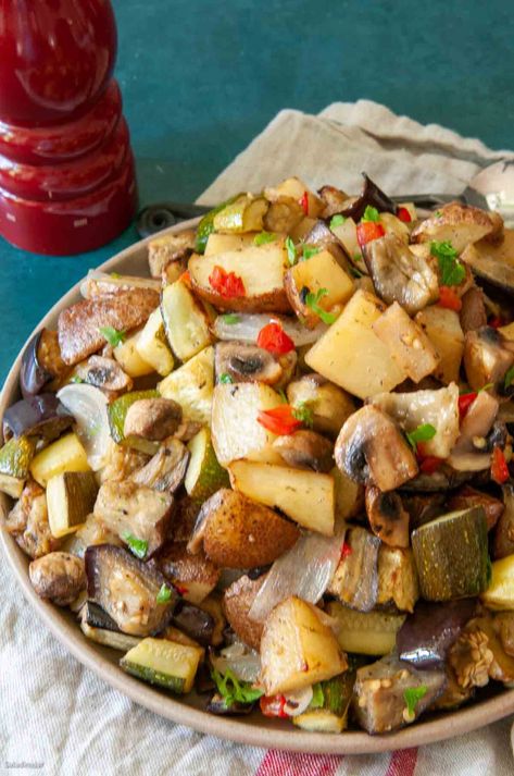 Eggplant Potato Recipe, Squash Eggplant Recipe, Potatoes And Mushrooms, Green Chili Recipes, Eggplant Recipes Easy, Eggplant Zucchini, Potatoes In Oven, Eggplant Dishes, Roasted Eggplant