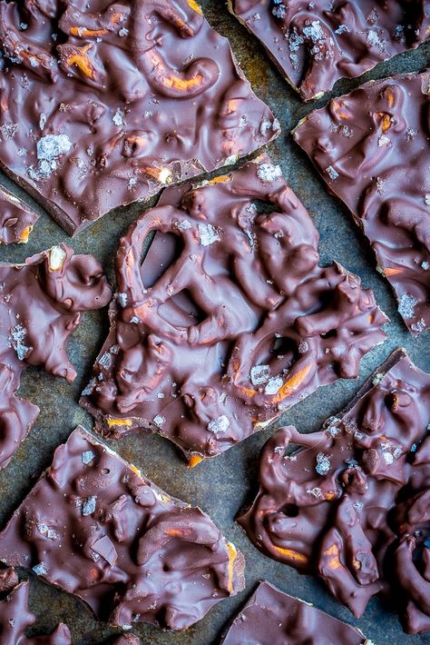 Christmas Pretzel Bark, Chocolate Pretzel Bark, Chocolate Pretzel Bars, Pretzel Bark Recipes, Christmas Pretzel, Healthy Office Snacks, Ranch Seasoning Recipes, Pretzel Bark, Bark Recipes