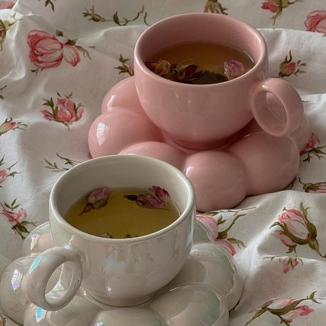 Restocked 🌸🌸🌸 Sunflower tea cup set. This charming set not only brings a touch of whimsy to your coffee moments but also adds a modern Nordic flair to your kitchen and living space. Price N25,000 Matcha Corner, Cloud Mug, Sunflower Coaster, Coffee Matcha, Coaster Ceramic, Cup Flower, Tea Saucer, Cute Coffee Cups, Pink Cups