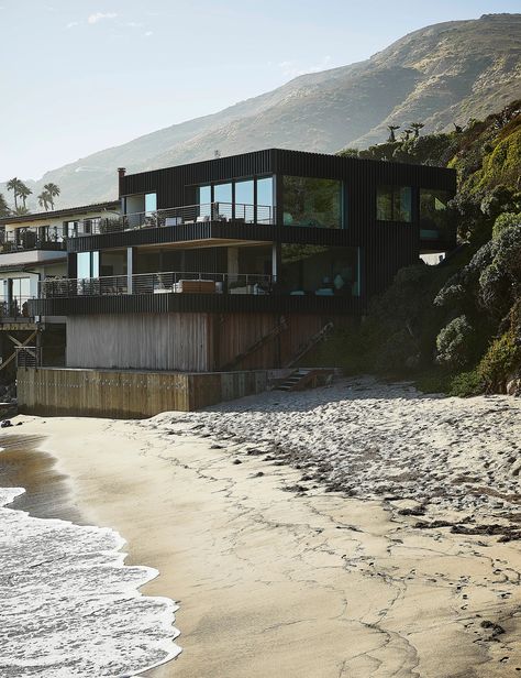 Malibu Homes Exterior, Malibu Beach House Exterior, Malibu House Beach, Malibu Homes Interiors, Malibu House, Malibu Homes, Beach House Aesthetic, California Beach House, Malibu Beach House