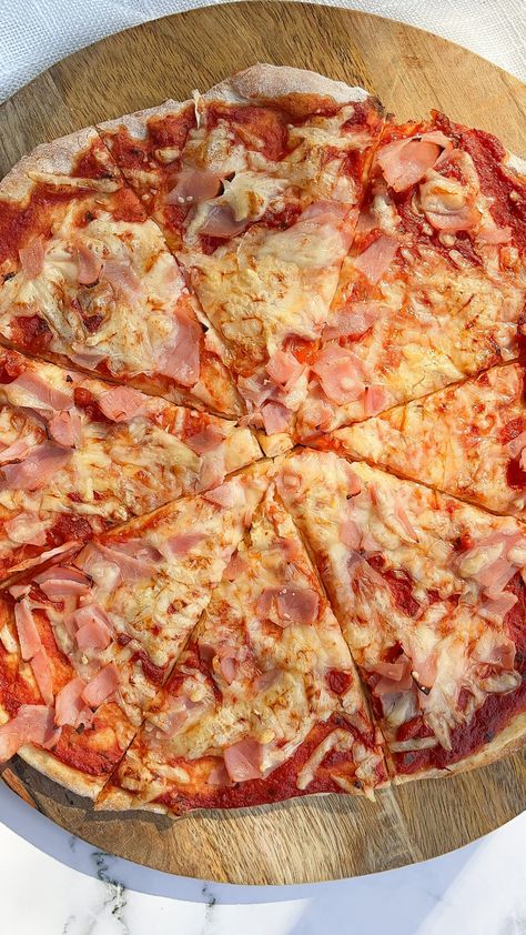 High Protein Pizza (over 40g and less than 500 calories!) - Eliya Eats Ham And Cheese Pizza, High Protein Pizza, High Protein Meal Ideas, Protein Meal Ideas, Calories Pizza, 40g Protein, 2 Ingredient Dough, Protein Pizza, School Menu