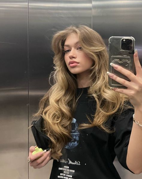 Long Butterfly Haircut Blonde, Long Layered Hair With Angles, In Between Curly And Wavy Hair, Curtain Bangs Long Hair Blowout, Blonde Soft Curls, Long Effortless Hair, Effortless Wavy Hair, Porcini Brown Hair, Ashley Lamarca Hair