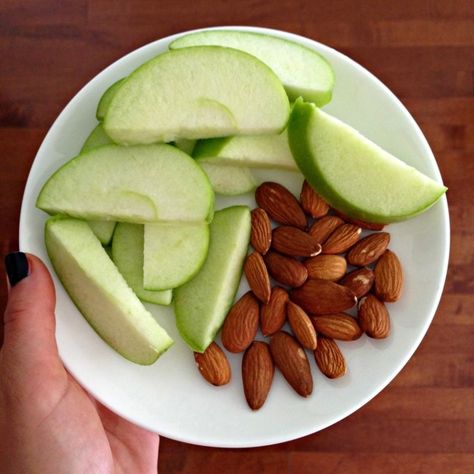 Perhaps you go simple, like apple slices and raw almonds. | What's Your Go-To Healthy Power Snack At College Healthy Brain Food, Brain Healthy Foods, Power Snacks, Fat Loss Foods, Delicious Snacks, Raw Almonds, Healthy Brain, Low Calorie Diet, Brain Food