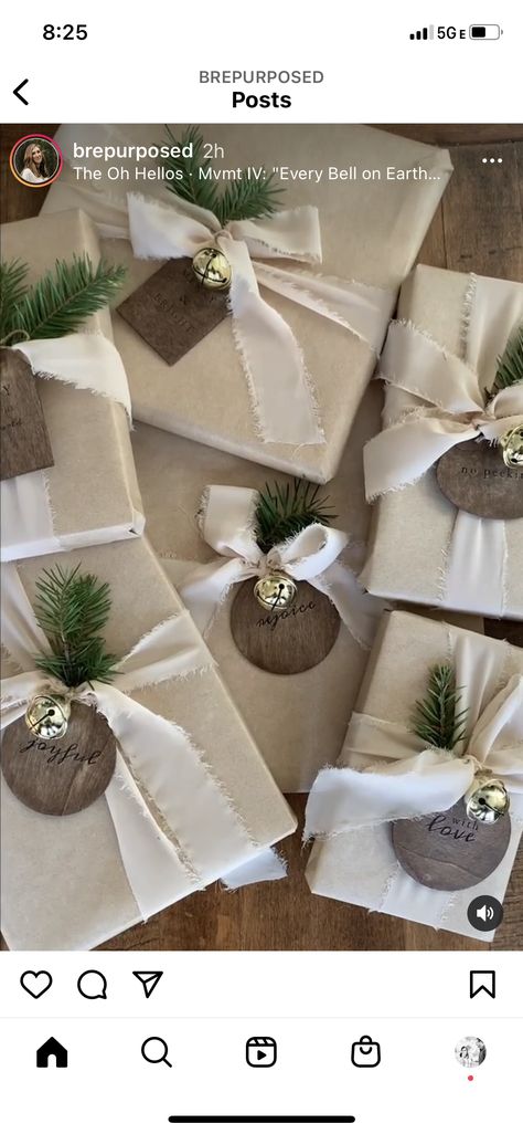 Farmhouse Christmas Gift Wrapping Ideas, White Christmas Wrapping Ideas, Blue Gift Wrapping Ideas, Christmas Wrap Ideas, Gift Boxes Diy, Rustic Gift Wrapping, Fake Gifts, Christmas Present Wrap, Xmas Gift Wrap