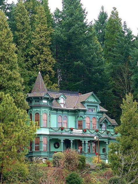 Victorian house - isn't she lovely? Case In Stile Country, Johnson House, Victorian Mansions, Abandoned House, Eugene Oregon, Victorian Architecture, Hus Inspiration, Green House, Abandoned Houses