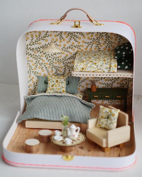 Diy Doll Suitcase, Suitcase Dollhouse, Fire Crafts, Travel Dollhouse, Doll Suitcase, Barbie Bedroom, Mouse House, Homemade Dolls, Dollhouse Miniatures Diy