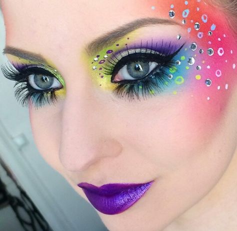 Extreme rainbow makeup with a purple lip Coachella Make-up, Fete Emo, Makeup Festival, Rainbow Eye Makeup, Coachella Makeup, Fantasy Make-up, Make Up Designs, Extreme Makeup, Drag Make-up