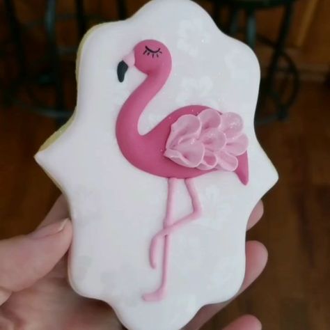 Sweet Sugar Laine on Instagram: “I'm so happy with how this flamingo turned out❤ . . #customcookies #decoratedcookies #cookieart #cookiedecorating #edibleart #sugarcookies…” Flamingo Decorated Cookies, Flamingo Cookies Decorated, Flamingo Treats, Cookies Flamingo, Flamingo Cookies, Luau Cookies, School Cookies, Pink Flamingo Party, Fancy Flamingo