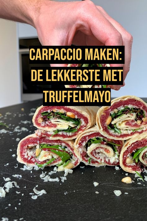 Wil je zelf carpaccio maken? 🙌 Dan zit je hier helemaal goed. Wij zijn namelijk misschien wel de állergrootste carpaccio-fans ooit. Als voorgerecht in een restaurant of prachtig gedrapeerd op een broodje: we zijn er dol op. Wij leggen je uit hoe je de beste klassieke carpaccio maakt met 3 verschillende dressings. Truffelmayonaise is natuurlijk onze favoriet! ✨ #carpaccio #wraps #recept #recepten #truffelmayonaise #koken #bakken Carpaccio Wrap, Lunch Wraps, Food Ideas, Diner, Food And Drink, Birthday Party, Drinks, Essen