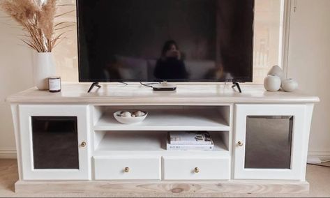 Woman transforms old TV cabinet into stunning Hampton's-inspired unit Tjhoko Paint, Old Tv Cabinet, White Wood Stain, News Magazine, White Chalk Paint, Diy Furniture Renovation, Furniture Renovation, White Chalk, Old Tv