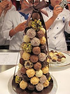 Chocolate Tower, Chocolate Covered Strawberries Bouquet, Chocolate Tree, White Chocolate Fudge, Wedding Cake Alternatives, Cupcake Cake, Homemade Food, Food Platters, Chocolate Fudge