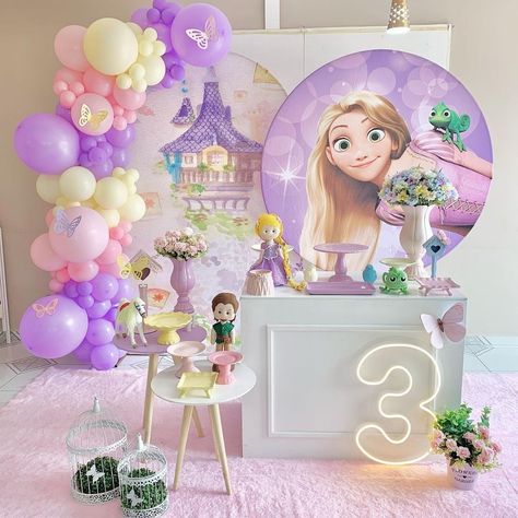 Fiesta temática de Rapunzel | Ideas para decoración en general Elena Birthday Party, Rapunzel Birthday Cake, Bolo Rapunzel, Rapunzel Cake, Disney Princess Theme, Rapunzel Birthday, Tangled Birthday Party, Decoration Buffet, Rapunzel Birthday Party