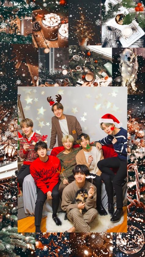 Bts Christmas Group Photo, Christmas Wallpaper Instagram, Christmas Bts Wallpaper, Bts Christmas Wallpaper, Taehyung Christmas, Army Christmas, Computer Hacks, Bts Christmas, Stay Kids