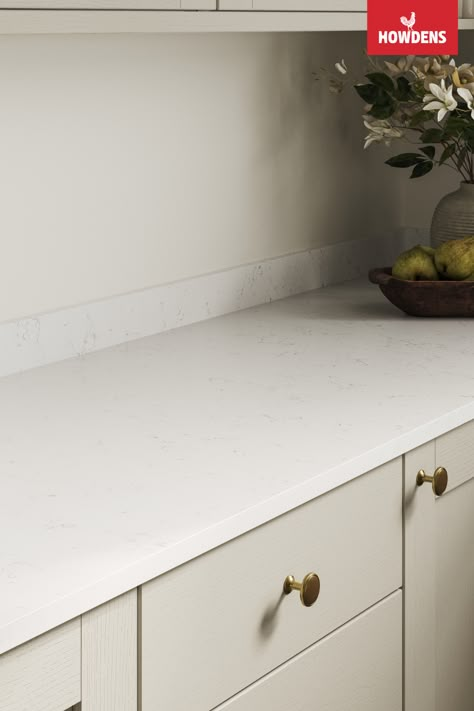 White Laminate Kitchen Countertops, Cream Kitchen Marble Worktop, Traditional Kitchen Countertops, White Laminate Worktop, Howdens Laminate Worktop, White Kitchen Worktop Ideas, Laminate Worktop Kitchen, White Worktop Kitchen, Kitchen Ideas Country Style