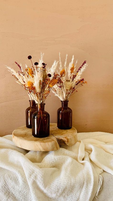 Vase brun et son petit bouquet de fleurs séchées coloré, orange et bordeaux ! Dried Flowers Wedding, Dried Bouquet, Cache Pot, Flower Vases, Diy Wedding, Fall Wedding, Dried Flowers, Wedding Inspo, Fall Decor