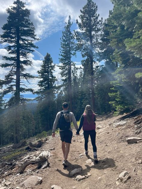 Hiker Couple Aesthetic, Hiking With Girlfriend, Couples Hike Aesthetic, Cute Hiking Pictures Couple, Travel Pictures Poses Couple, Hiking Picture Ideas Couple, Hiking Pics With Boyfriend, Hiking Pictures Ideas, Hiking Guy Aesthetic