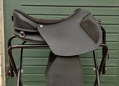 Dressage Fashion, Treeless Saddle, Jumping Saddle, Dressage Saddle, Stirrup Leathers, The Ghost, Spanish Style, Dressage, Leather Backpack