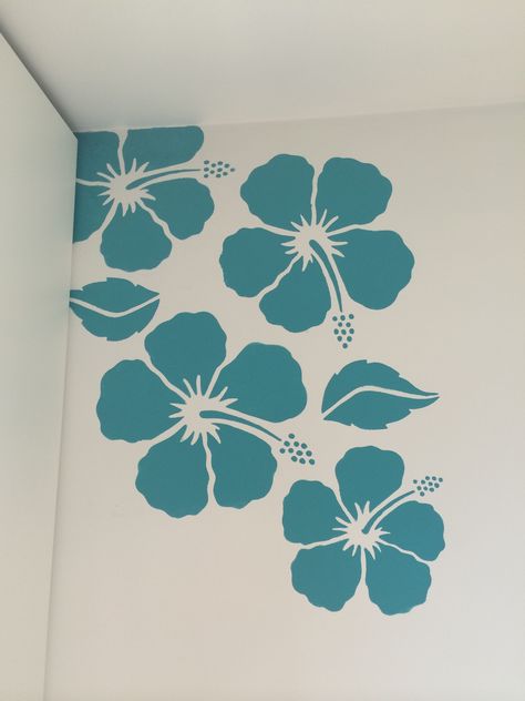 Hibiscus stencil Hibiscus Mural Painting, Beachy Wall Painting Ideas, Hibiscus Wall Art, Hibiscus Chalk Art, Hibiscus Room Decor, Hibiscus Mural, Hibiscus Decor, Hibiscus Stencil, Beachy Flowers