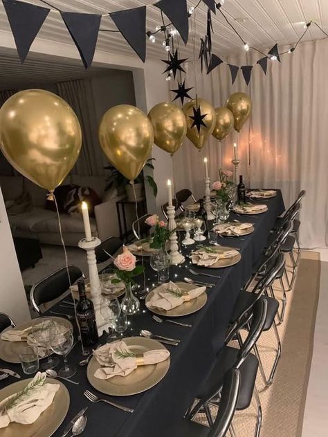 Happy Birthday Table Decoration Ideas, Dinner Table Birthday Decor, Birthday Ideas Black And Gold, New Year’s Eve Table Decor, Table Birthday Decorations, Birthday Dinner Table Decor, Black And Gold Table Setting, Graduation Dinner Party, Birthday Dinner Table