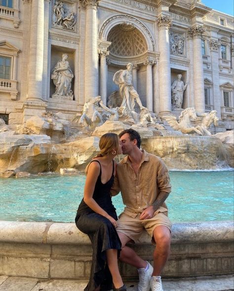 Couple Italy Photography, Trevi Fountain Couple, Trevi Fountain Couple Pictures, Water Fountain Couple Photos, Italy Couple Outfits, Italy Couple Photos, Romance In Italy, Italy Couple Pictures, Rome Couple Pictures