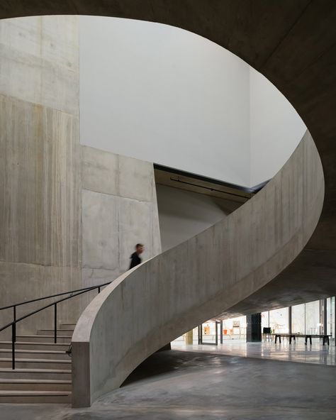 Tate Modern Switch House by Herzog & de Meuron opens Tate Modern London, Concrete Staircase, Interior Design Minimalist, Interior Staircase, Concrete Walls, Concrete Stairs, Stairs Architecture, London Architecture, Layout Architecture