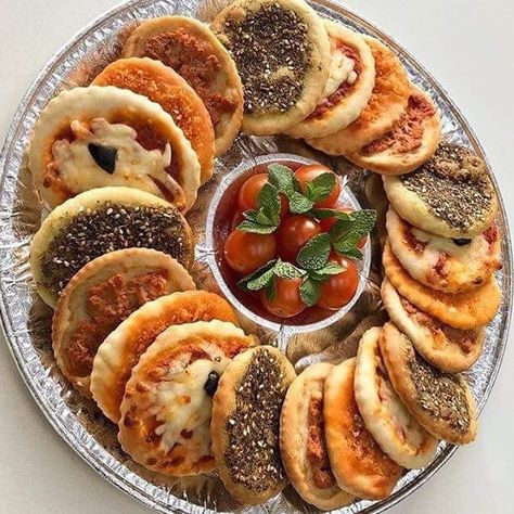 Arabic pizza pastries Arabic Food Party Ideas, Arabic Party Food, Lebanese Platter Ideas, Arabic Brunch Ideas, Arabic Finger Food, Arab Charcuterie Board, Arabic Breakfast Platter, Arab Food Aethstetic, Middle Eastern Grazing Board