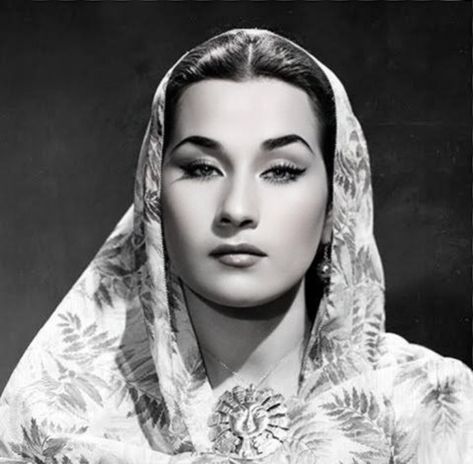 Yma sumac, peruana, soprano, Perú Dark Photo Ideas, Yma Sumac, Family Christmas Party, Aragon, White Gold Jewelry, Talk To Me, Peru, Beautiful People, Muse