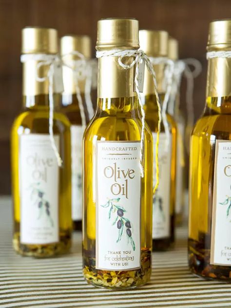 Learn How Easy it is to Infuse Your Own Olive Oil as Gifts! Oil Wedding Favors, Infused Oil Recipes, Olive Oil Wedding Favors, Deli Ideas, Olive Oil Favors, Italian Night, Flavored Olive Oil, Canned Foods, Creative Wedding Favors