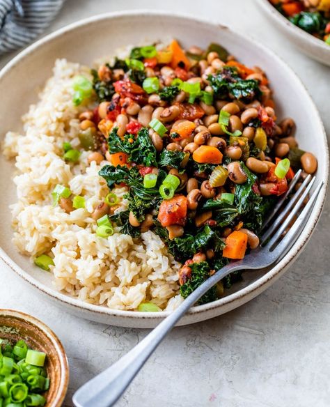 Hoppin John Recipe, Roasted Broccoli And Carrots, Black Eyed Peas Recipe, Hoppin John, Empanada Recipe, Peas Recipe, Southern Dishes, Kale Recipes, Pea Recipes