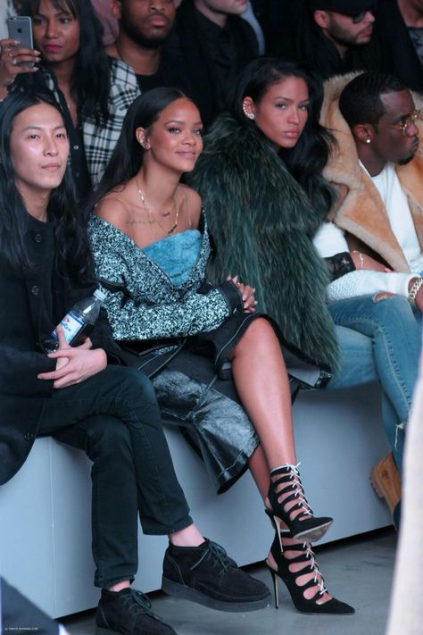 Rihanna front row at Kanye West Fashion Show Cassie Euphoria, Euphoria Outfits, Rihanna Street Style, Kanye West Style, Looks Rihanna, Rihanna Outfits, Rihanna Looks, Rihanna Riri, Rihanna Style