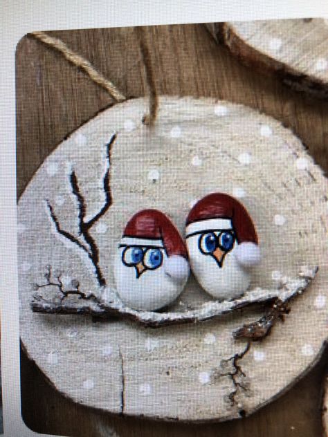 Christmas Pebble Art, Stone Pictures Pebble Art, Diy Rock Art, Wood Slice Art, Painted Rocks Craft, Wreath Home Decor, Craft Day, Handmade Christmas Ornaments, Magical Christmas