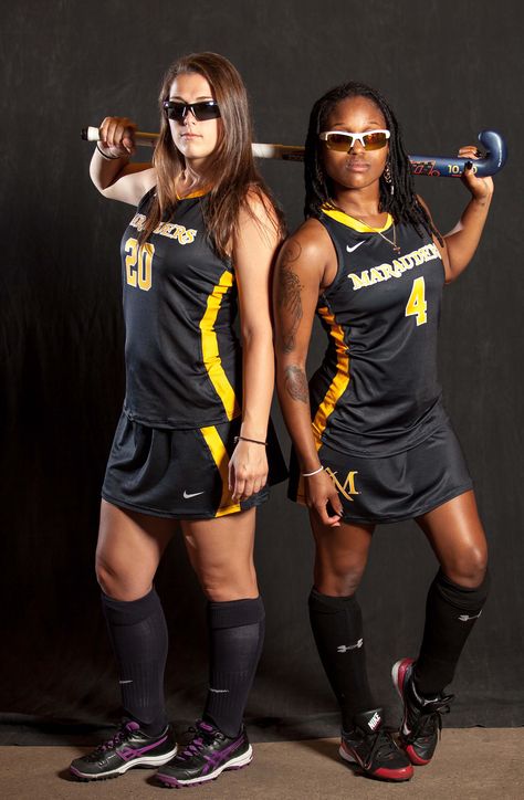 Field Hockey mean muggin' Field Hockey Uniforms, Media Day Field Hockey, Field Hockey Poses Photo Ideas, Field Hockey Picture Poses, Field Hockey Photos, Field Hockey Photoshoot, Field Hockey Media Day Poses, Hockey Photoshoot, Sport Poses